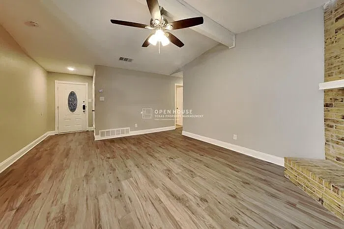 3 bed, 2.0 bath, 1638 sqft, $1,895 — Photo 3