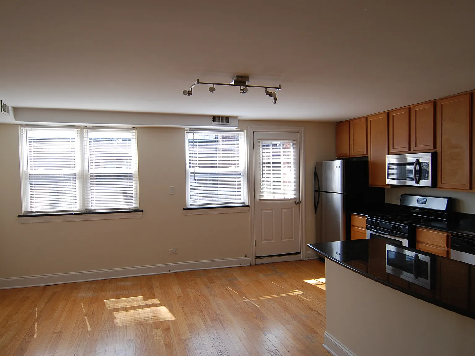 2 bed, 800 sqft, $1,695 — Photo 3