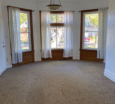 Living Room Bay with transom windows, Crown moulding in Living Room