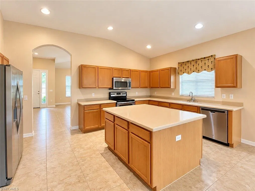 4 bed, 2.0 bath, 2207 sqft, $2,900 — Photo 4
