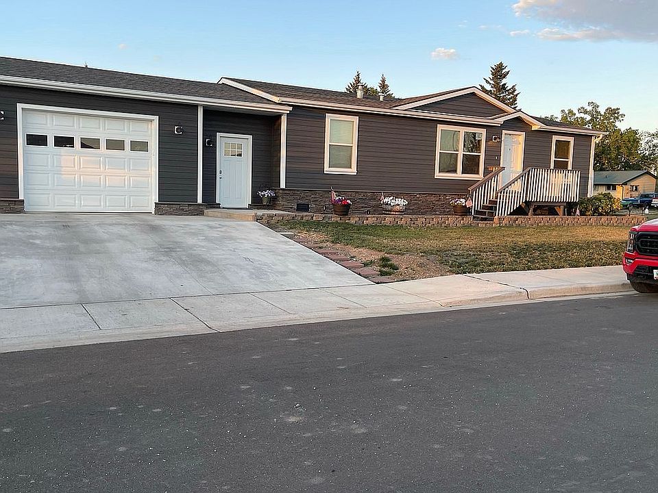 2nd image of 518 1st St NE