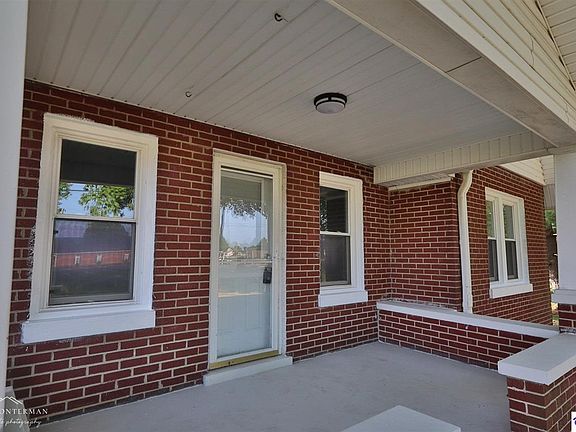 3rd image of 613 N Lincoln Blvd