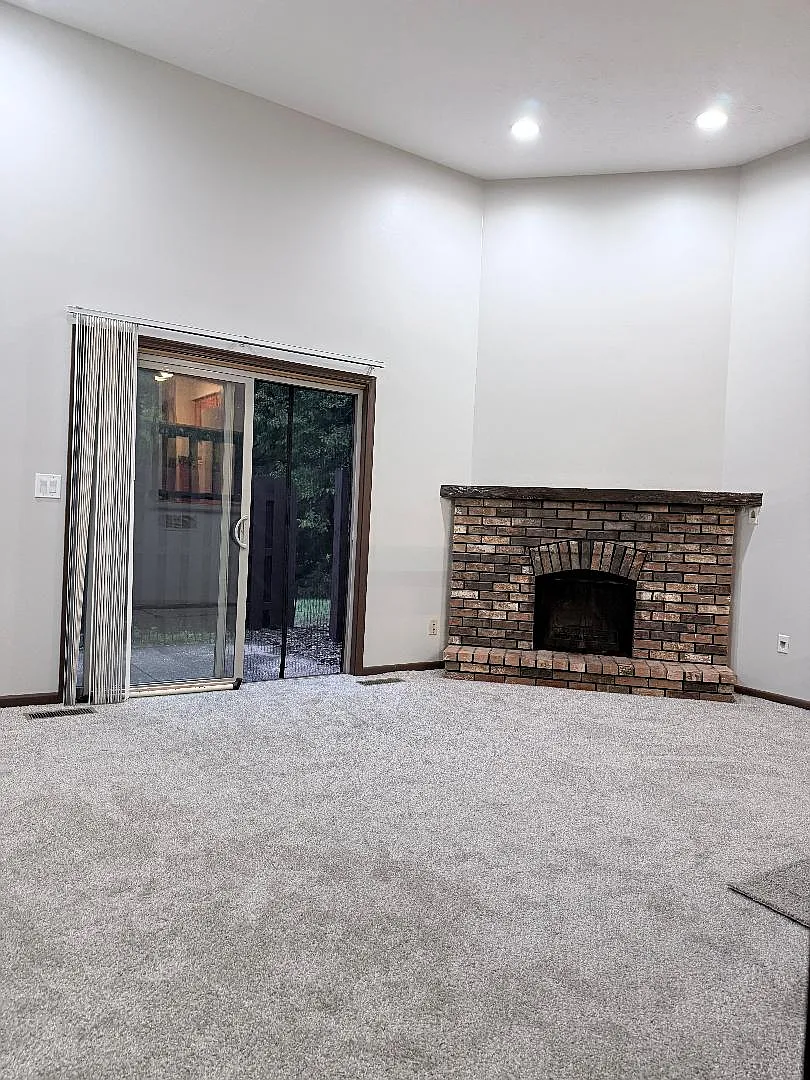 2 bed, 1.5 bath, 1296 sqft, $1,750 — Photo 3
