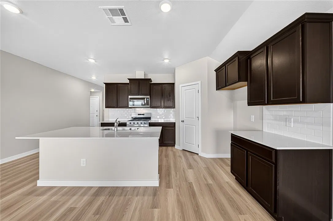 4 bed, 2.0 bath, 1784 sqft, $2,495 — Photo 2
