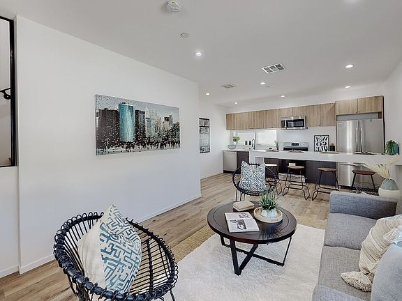 3rd image of 6346 Camellia Ave #1/2
