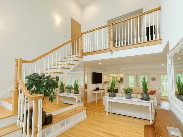 https://photos.zillowstatic.com/fp/0f3fae926de5a970ef298db5c4d0dbcb-p_e.webp