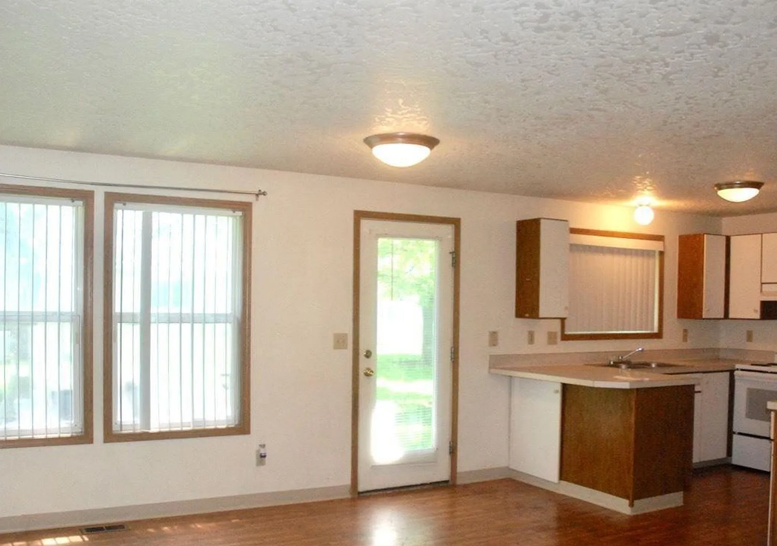 403 - Comstock — Photo 2
