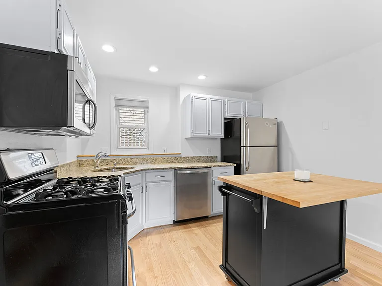 224 W 6th St #1 — Photo 3