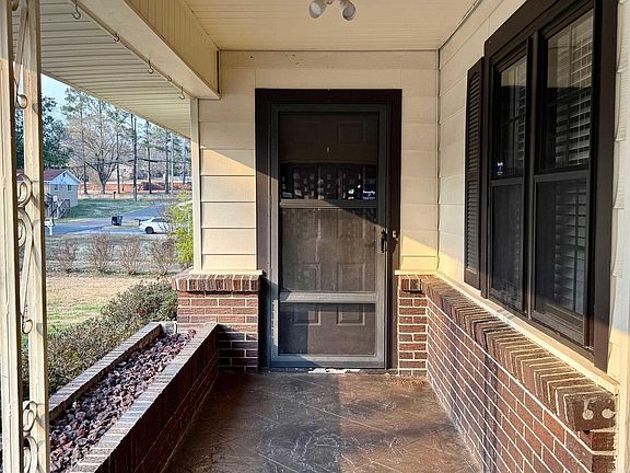 3rd image of 504 Wildwood Cir