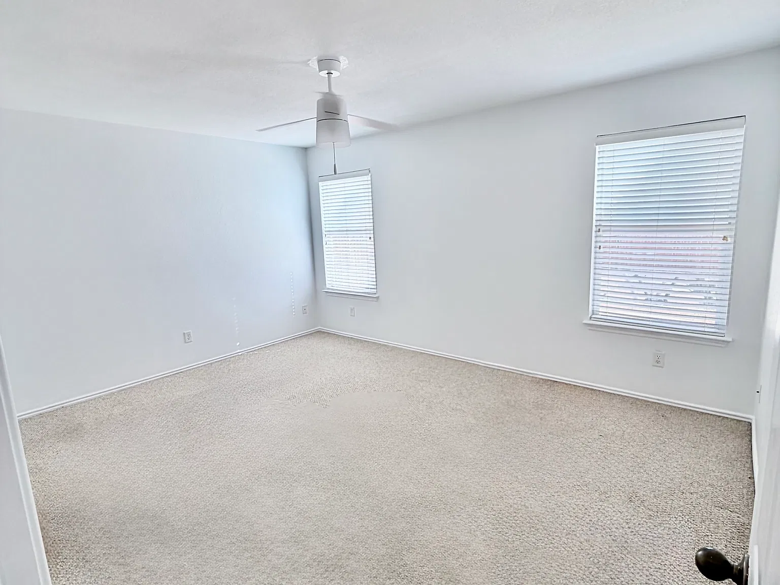 3 bed, 2.5 bath, 1374 sqft, $1,915 — Photo 3