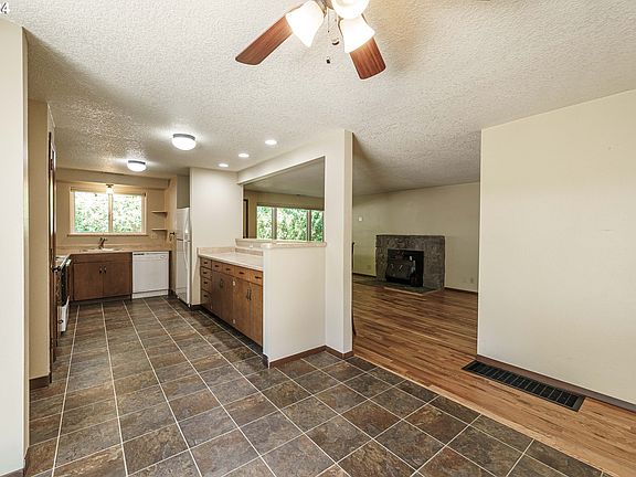 4th image of 15105 SE Laurie Ave