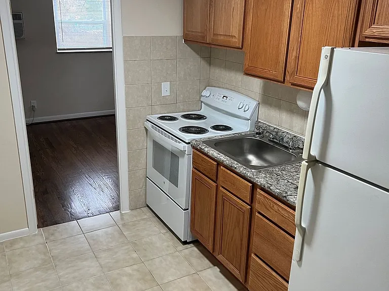 Spacious Apartments in Delhi Twp — Photo 2