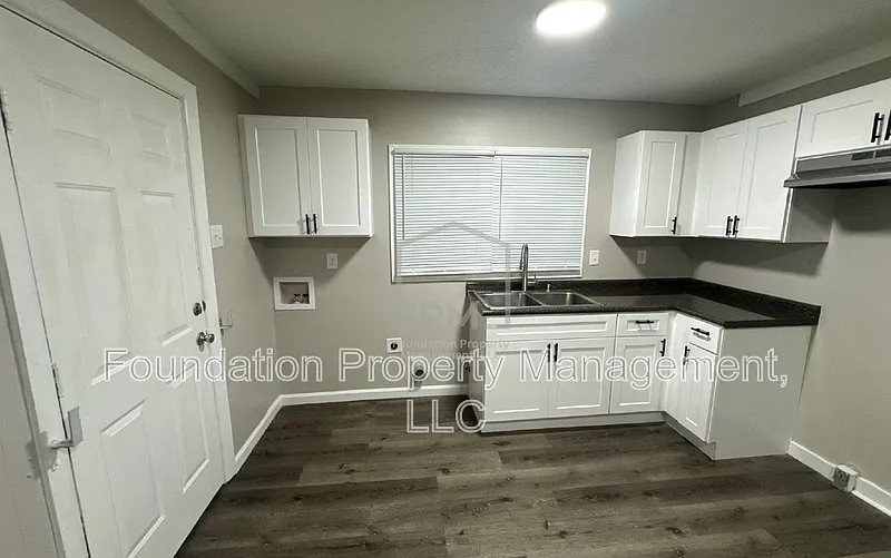 2 bed, 1.0 bath, $950 — Photo 4