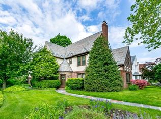 52 Berkshire Rd, Great Neck, NY 11023