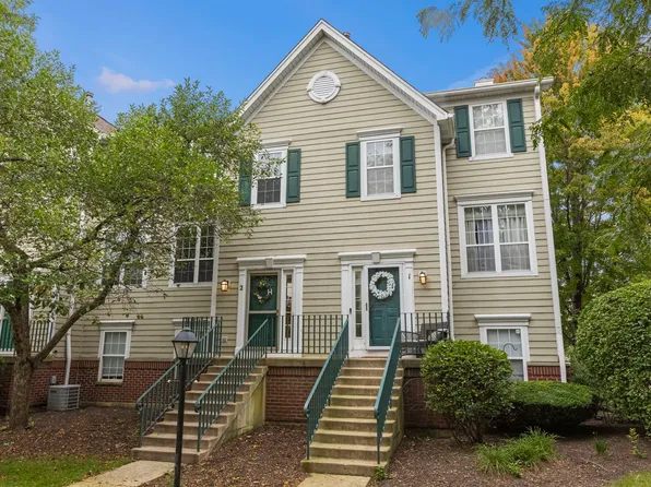 1105 Village Center Pkwy Unit 2, Aurora, IL 60506