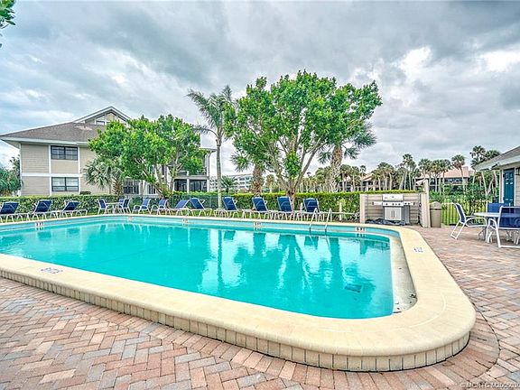3rd image of 331 NE Golfview Cir