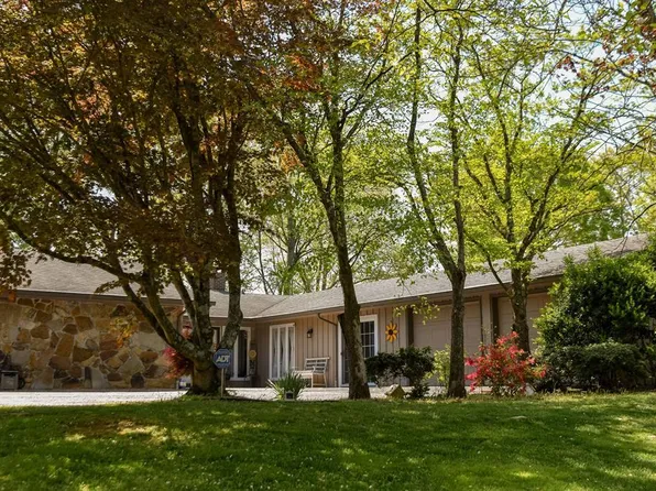 121 Westcliff Dr, Harriman, TN 37748