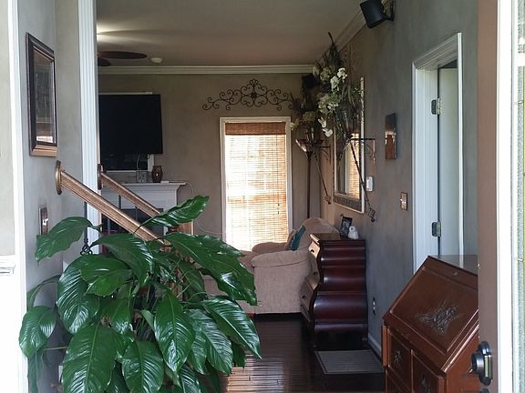 4th image of 124 N Village Dr