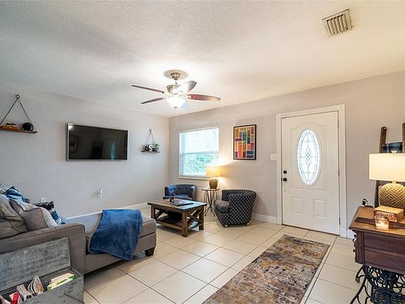 4th image of 10712 Edgewater Ln