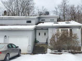 9064 Idlewild Dr, Tobyhanna, PA
