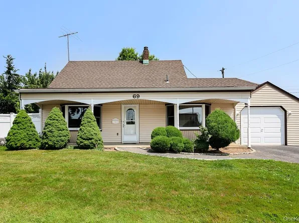 69 Corncrib Lane, Levittown, NY 11756