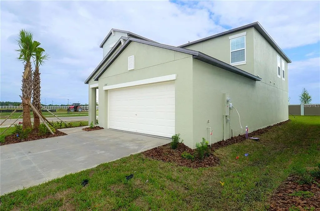 5 bed, 2.5 bath, 2389 sqft, $2,700 — Photo 2