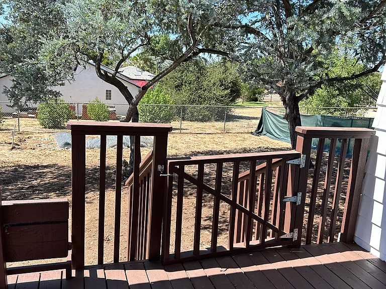 Hanson Ln — Photo 15