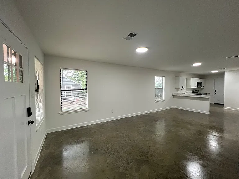 91 E Biscayne Rd — Photo 2