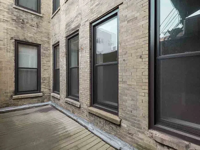 701 Sansom — Photo 4