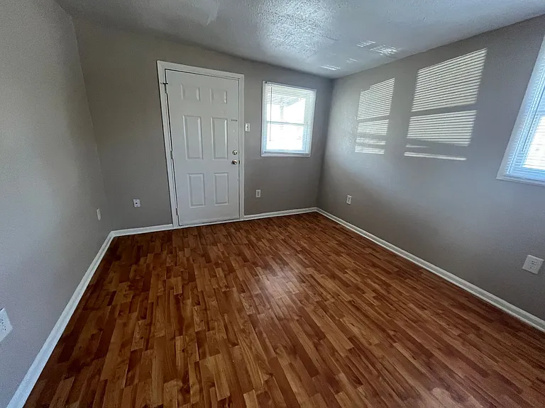 1236 Scott Ave — Photo 2