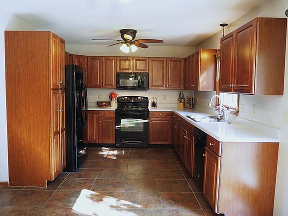 5th image of 425 Carriage Dr