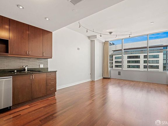 3rd image of 207 King St APT 702