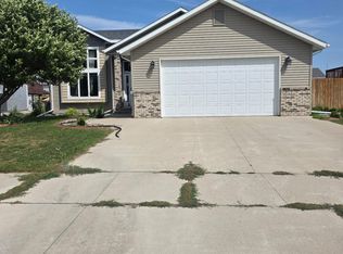 3867 S 19th St, Grand Forks, ND 58201