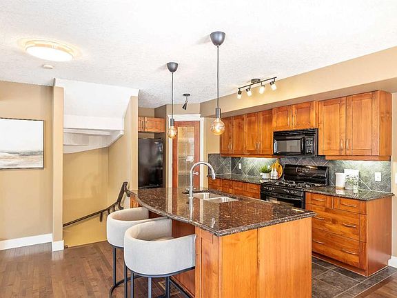 2nd image of 10 SE Discovery Ridge Hl SW #402