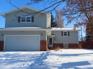 827 S 24th St, Grand Forks, ND 58201