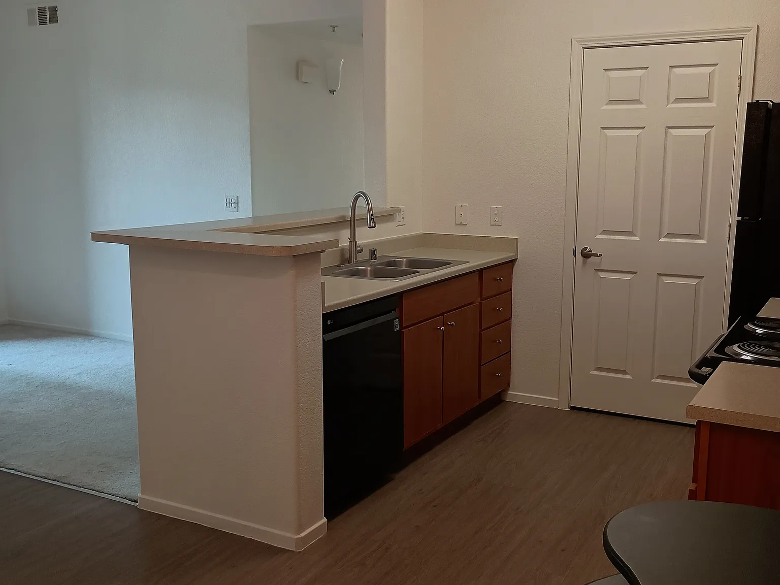 2 bed, 898 sqft, $2,150 — Photo 3
