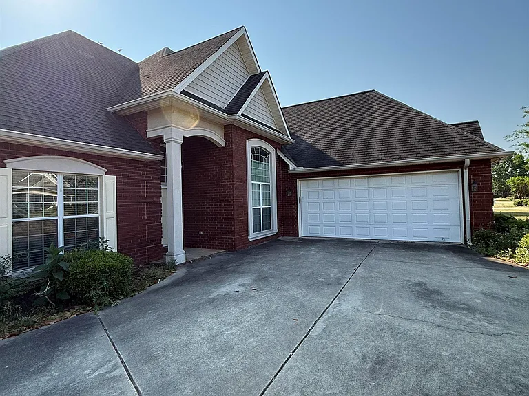 136 Roseine Dr — Photo 3