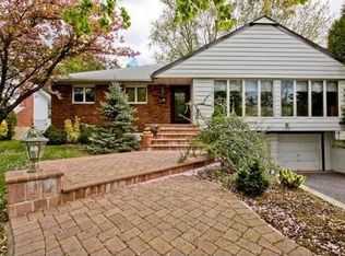 15 East Dr, Woodbury, NY 11797