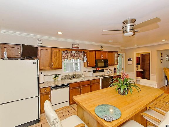 4th image of 6 Cambridge Dr