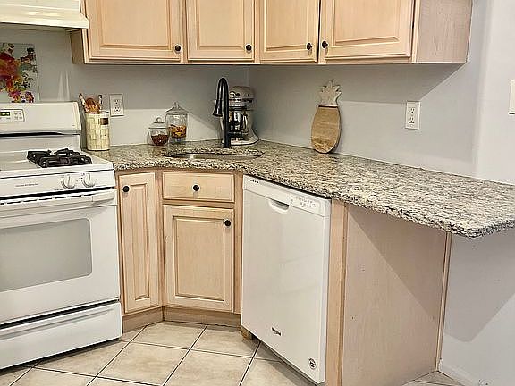 2nd image of 55 Monroe Blvd APT 3C