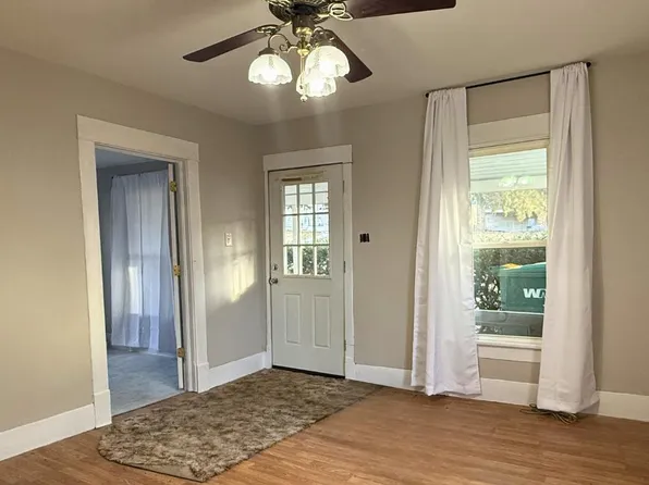 105 E 3rd St, Macon, MO 63552