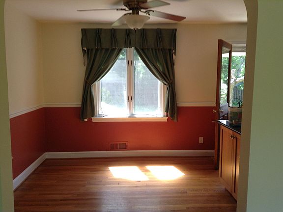 Dining Room (10 x 10'6") 