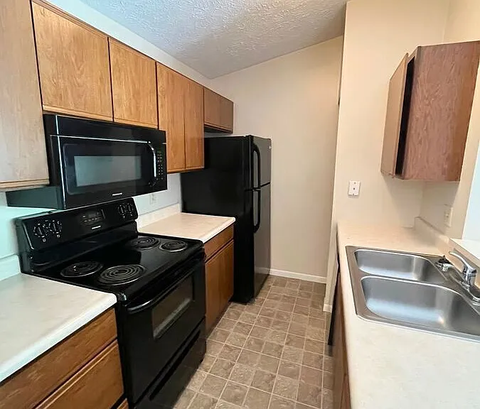 24 Woodland Hills Dr #11 — Photo 3