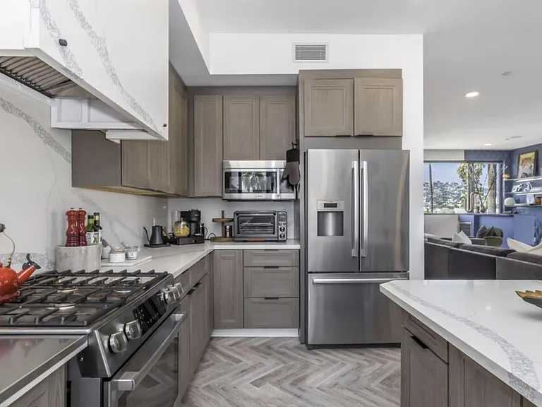 137 N Doheny Dr #2 — Photo 20
