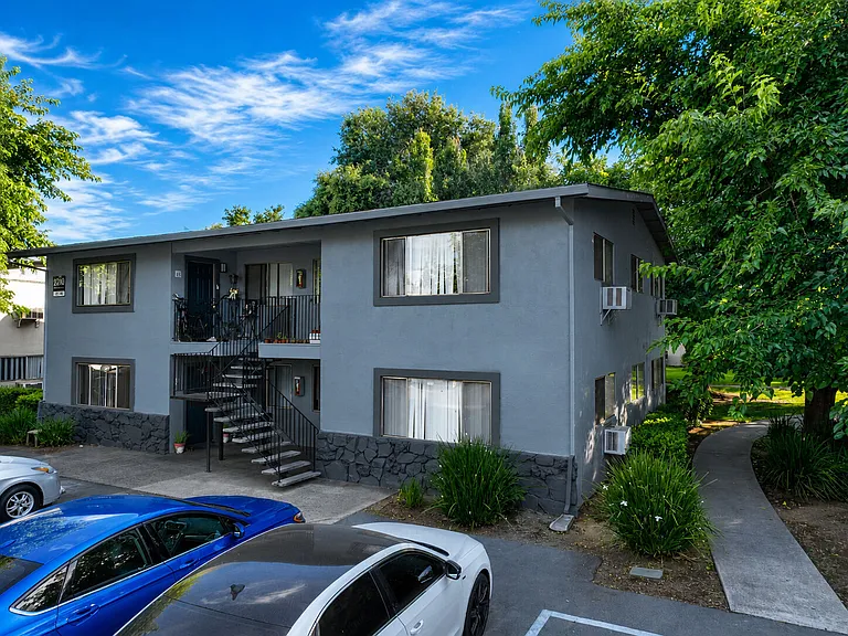 Gold Crossing Apartments — Photo 20
