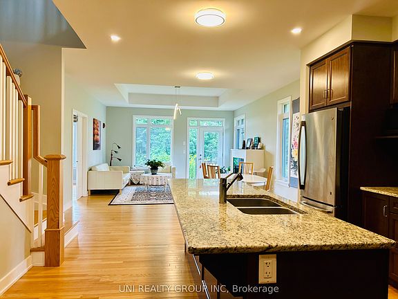 4th image of 70 Stanhope Ct