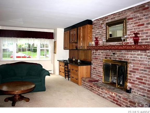 5th image of 32 Mitchell Dr