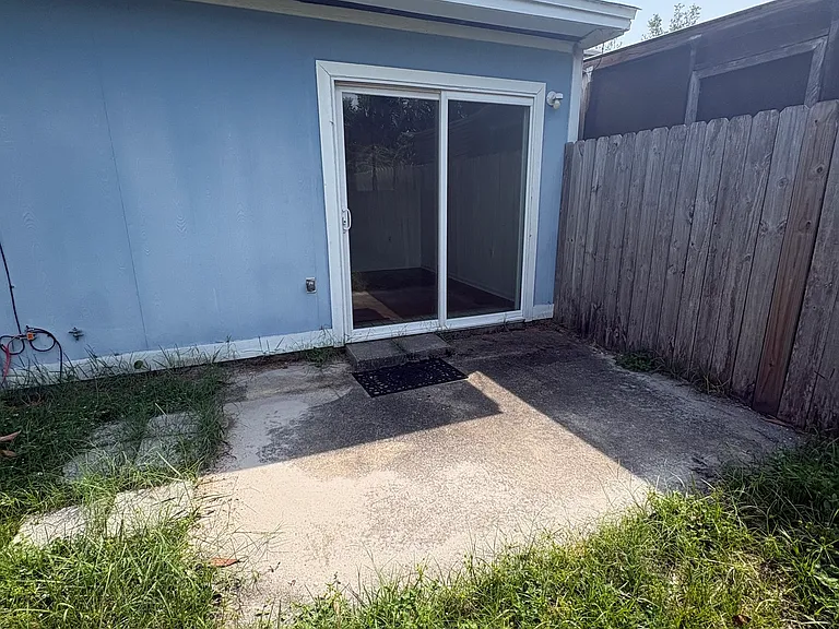 502 Chateau Cir — Photo 12