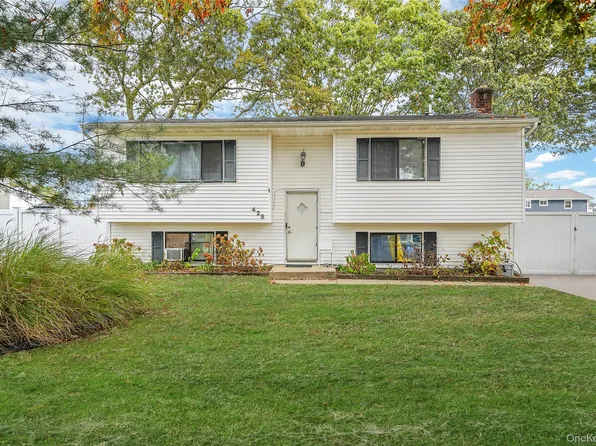 425 41st Street, Copiague, NY 11726