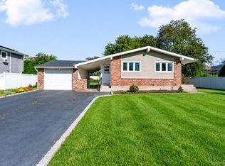 9 Plowboy Path, Commack, NY 11725